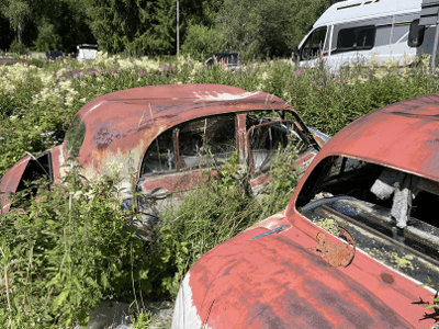 En kasserad Dacia-1301 återvinnes med ersättning av bilskrot i Kungälv